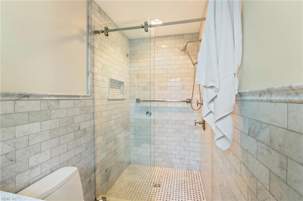 1049 Hanover AVE