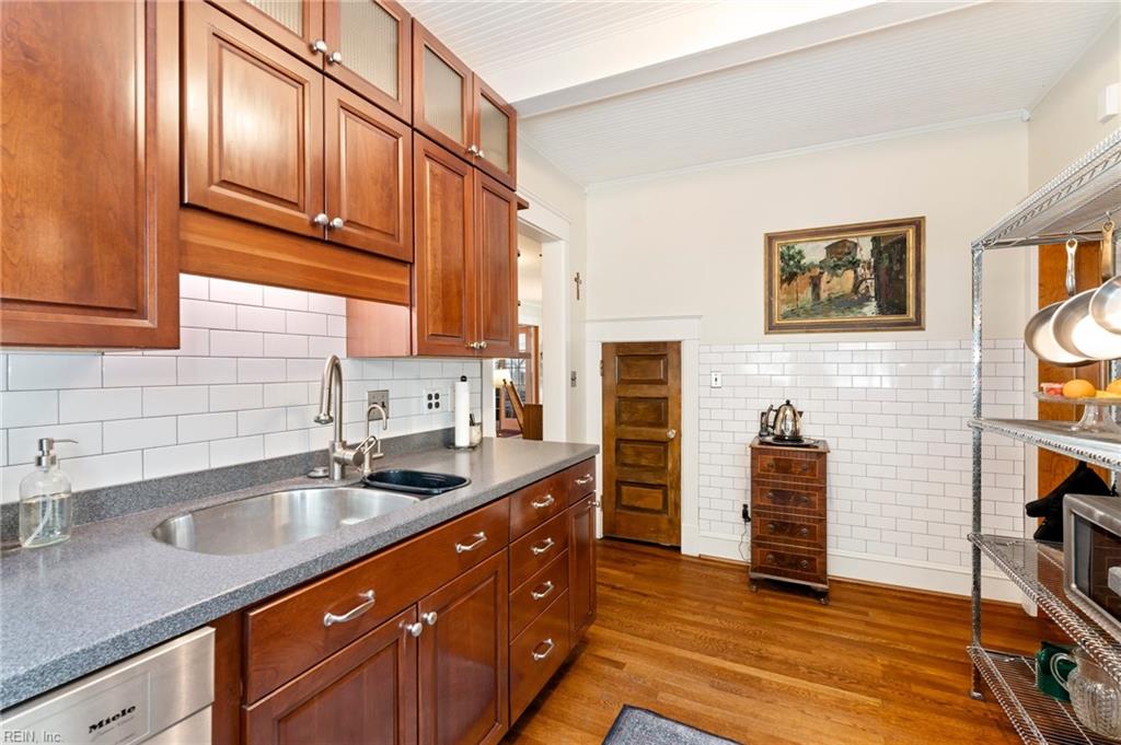 1049 Hanover AVE