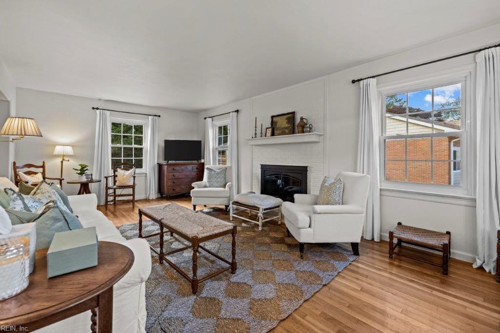 745 Queen Elizabeth DR