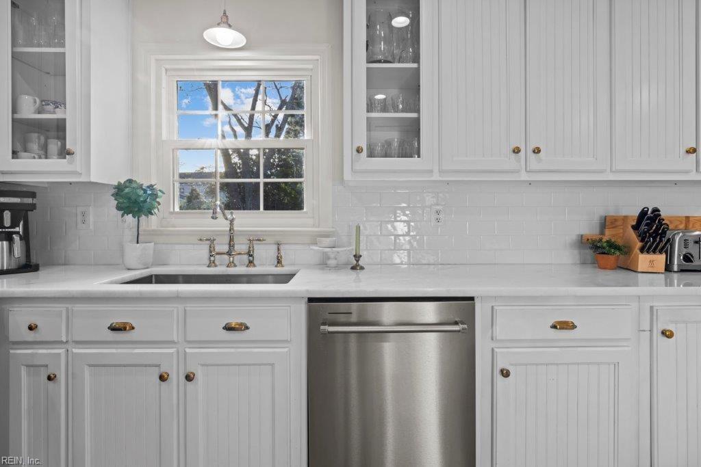 745 Queen Elizabeth DR