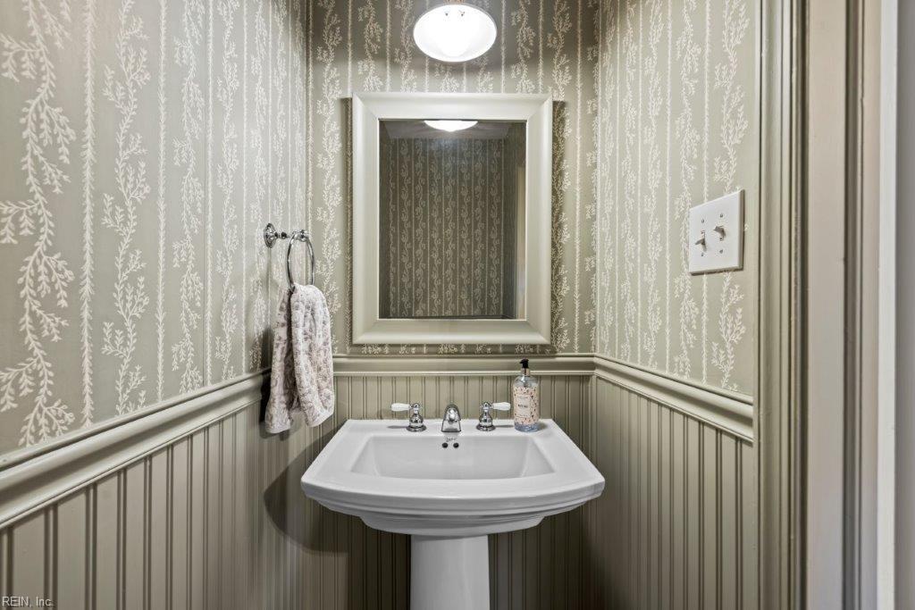 745 Queen Elizabeth DR