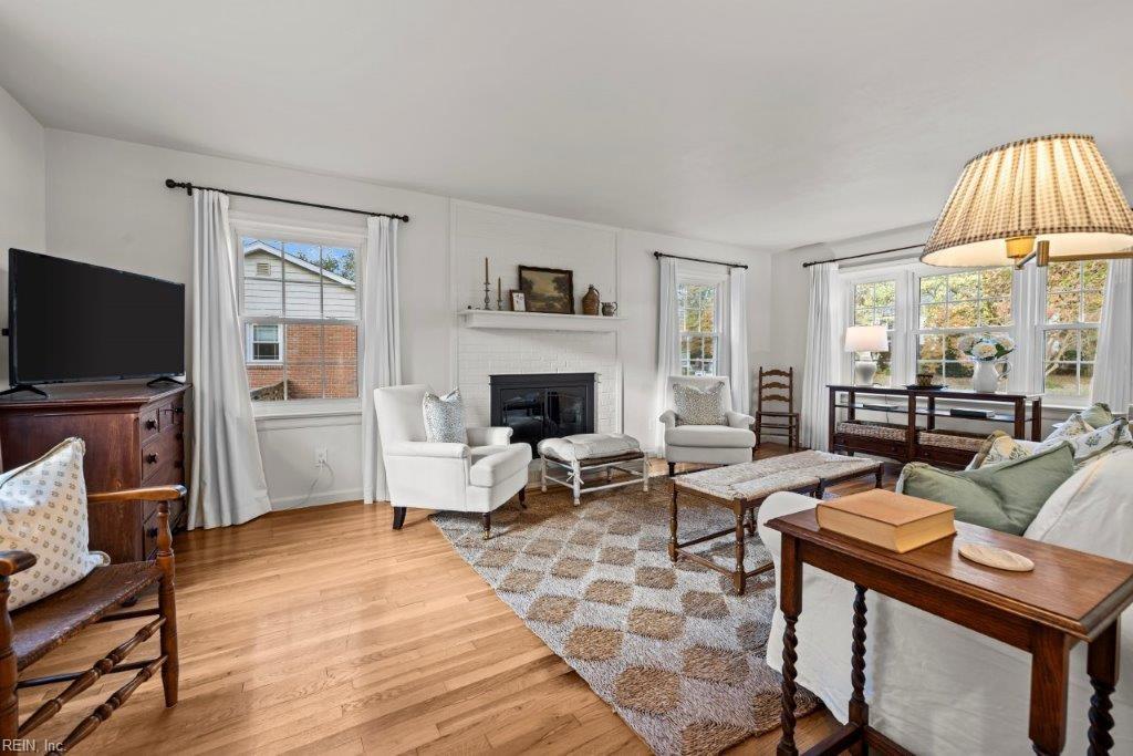 745 Queen Elizabeth DR