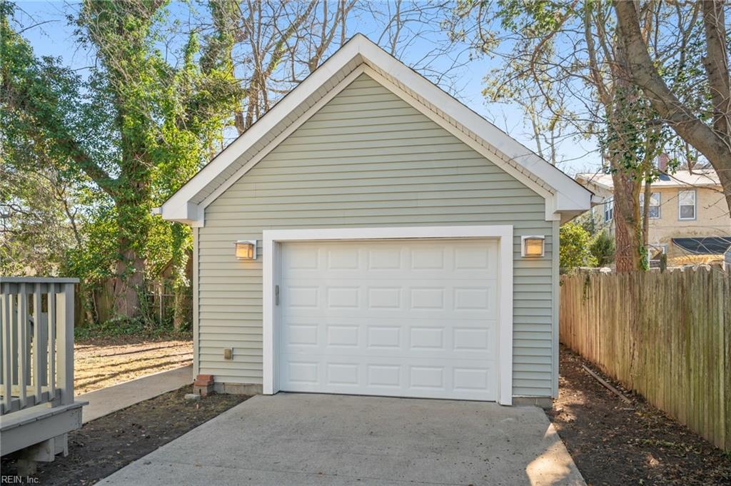 1445 Longwood DR