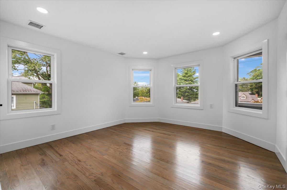 28 Ketewomoke Drive