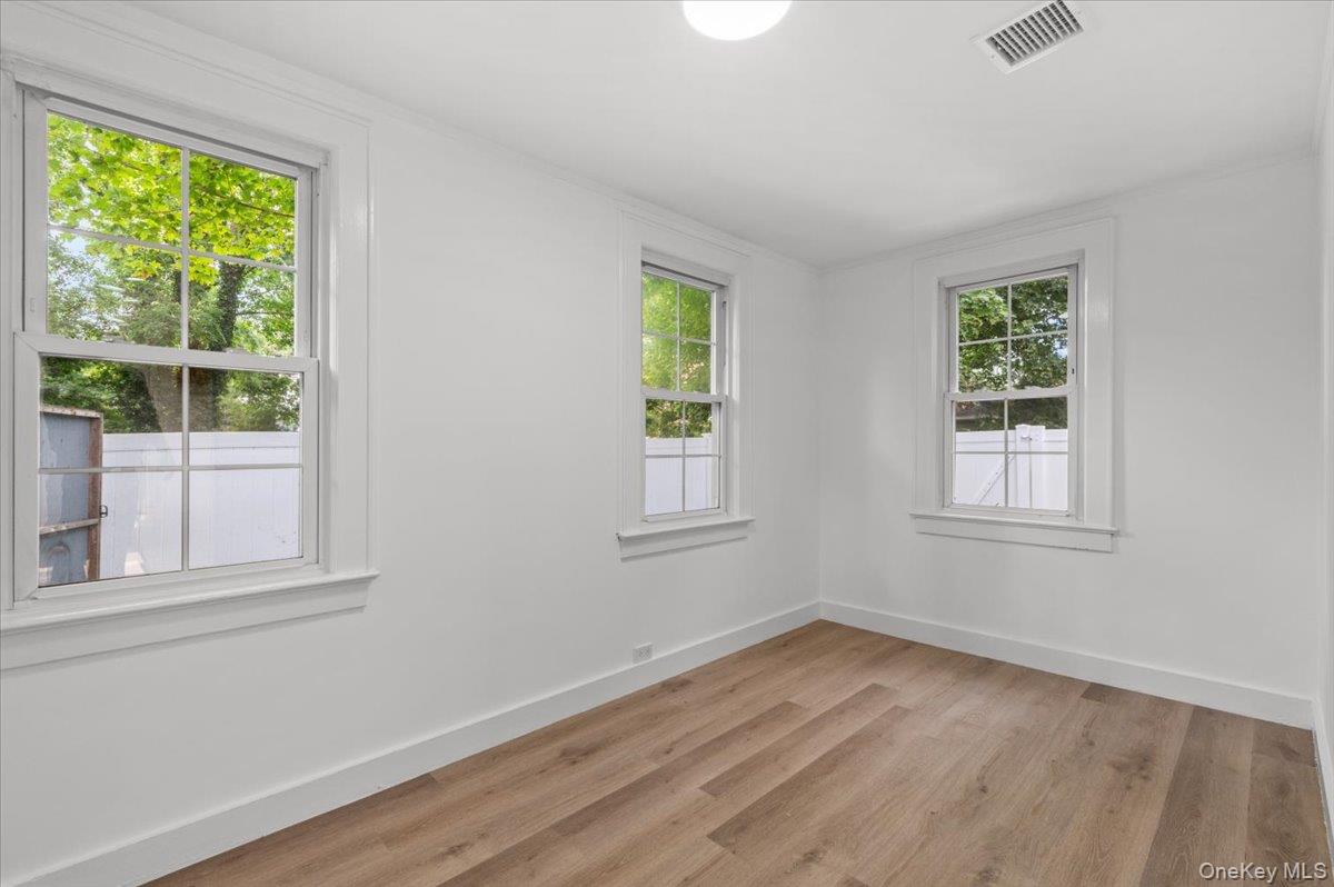 28 Ketewomoke Drive