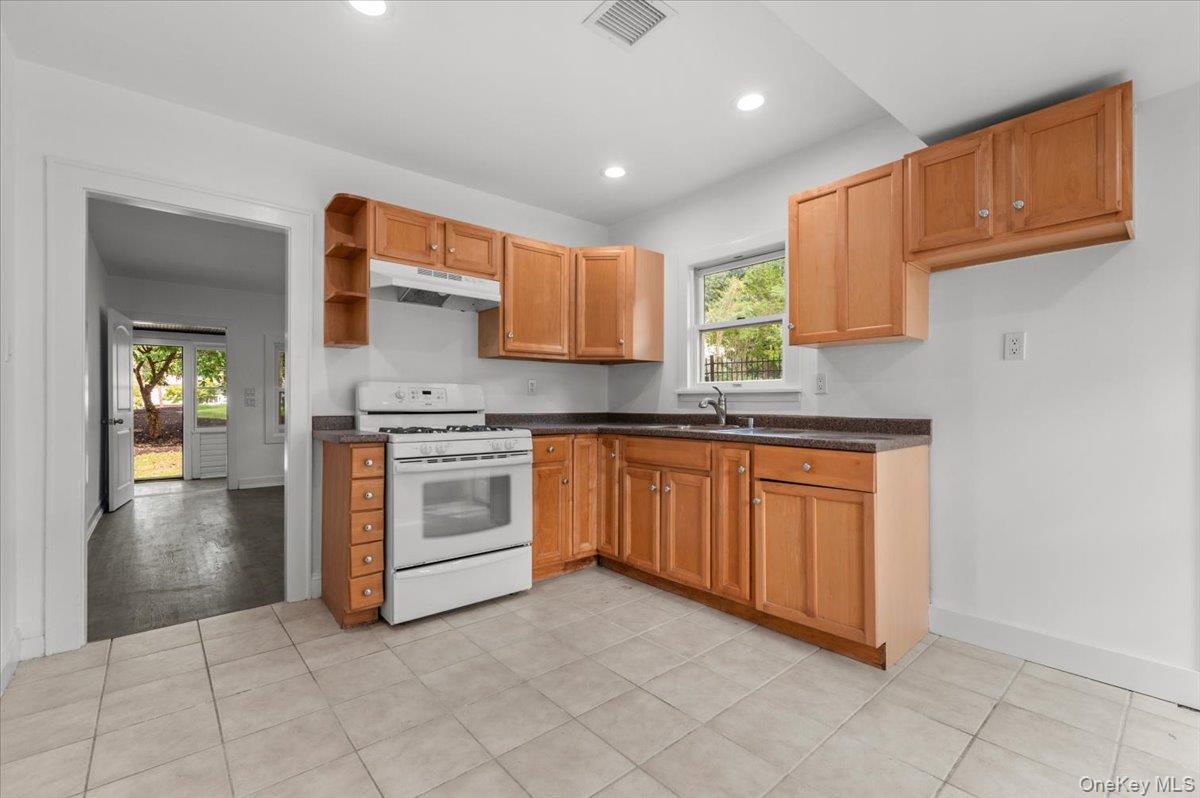 28 Ketewomoke Drive