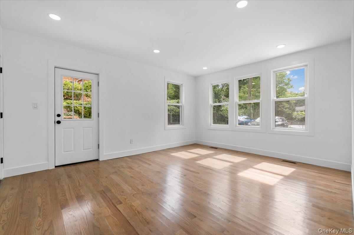 28 Ketewomoke Drive