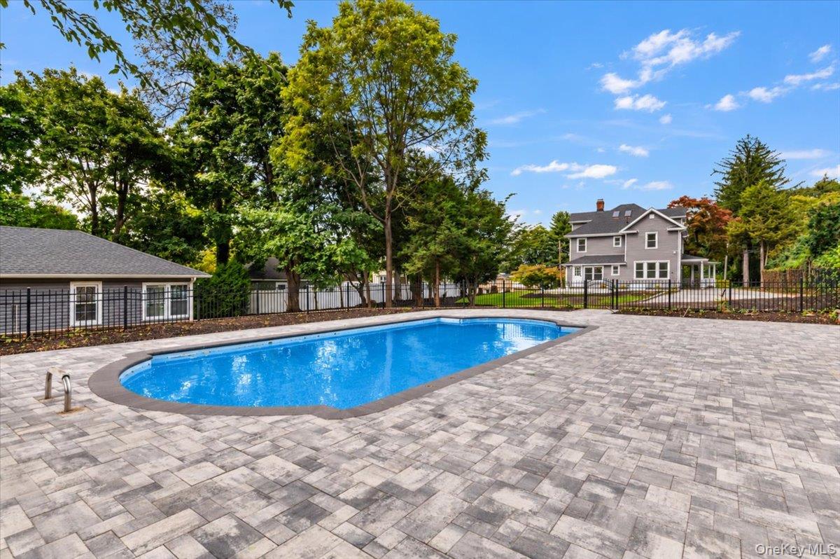 28 Ketewomoke Drive