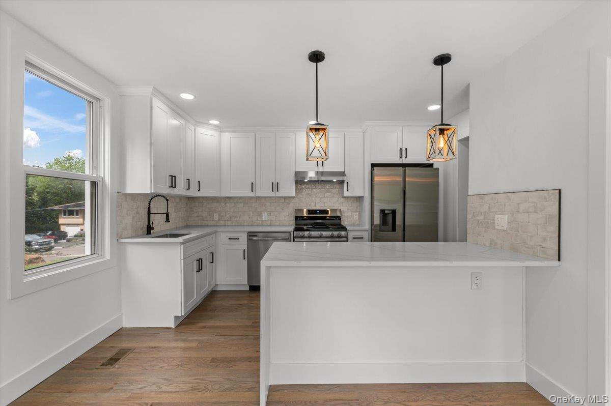 28 Ketewomoke Drive