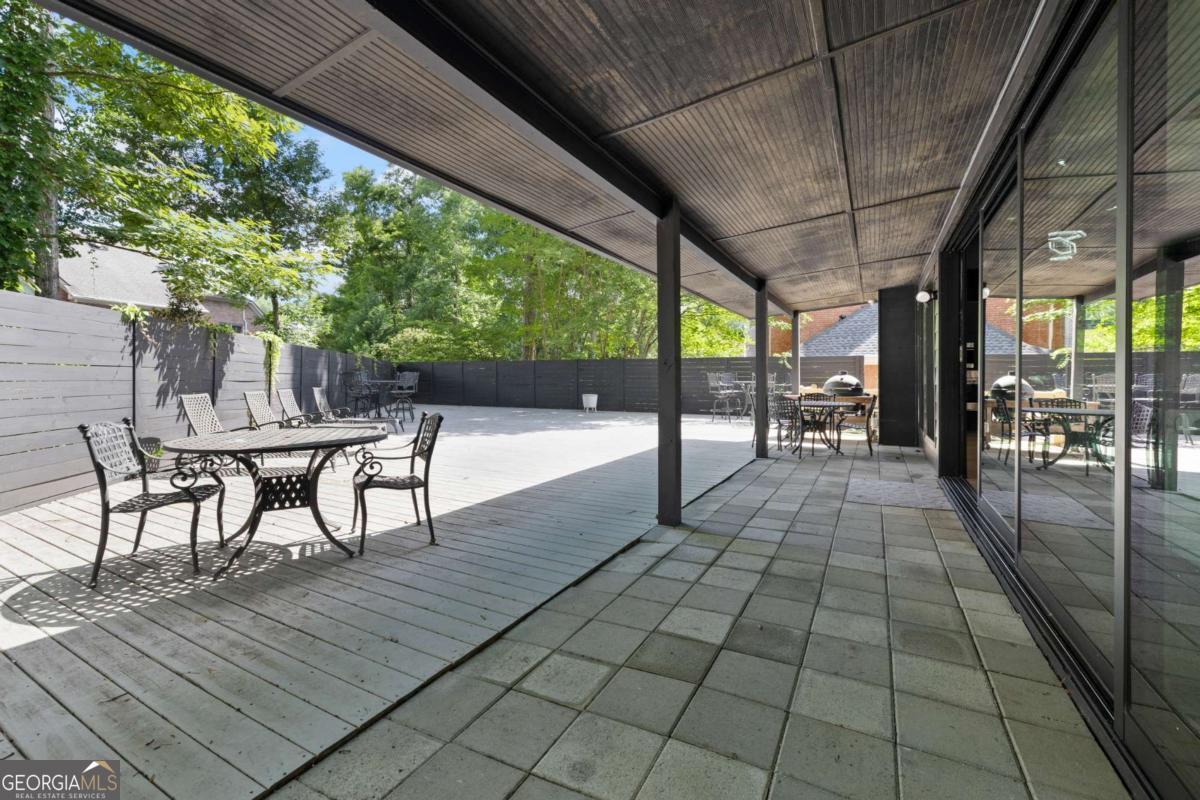 2401 Greenglade Road NE