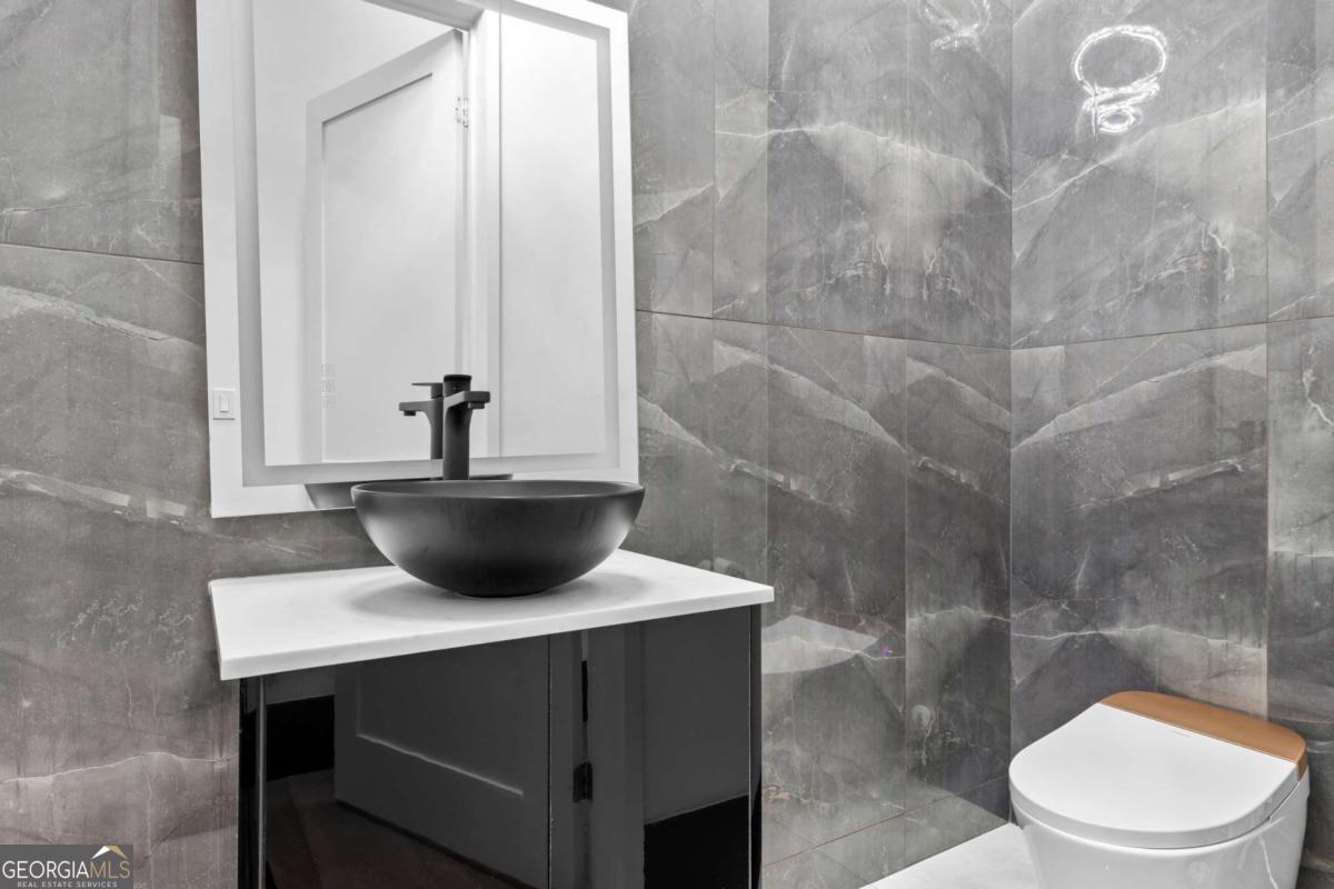 2401 Greenglade Road NE