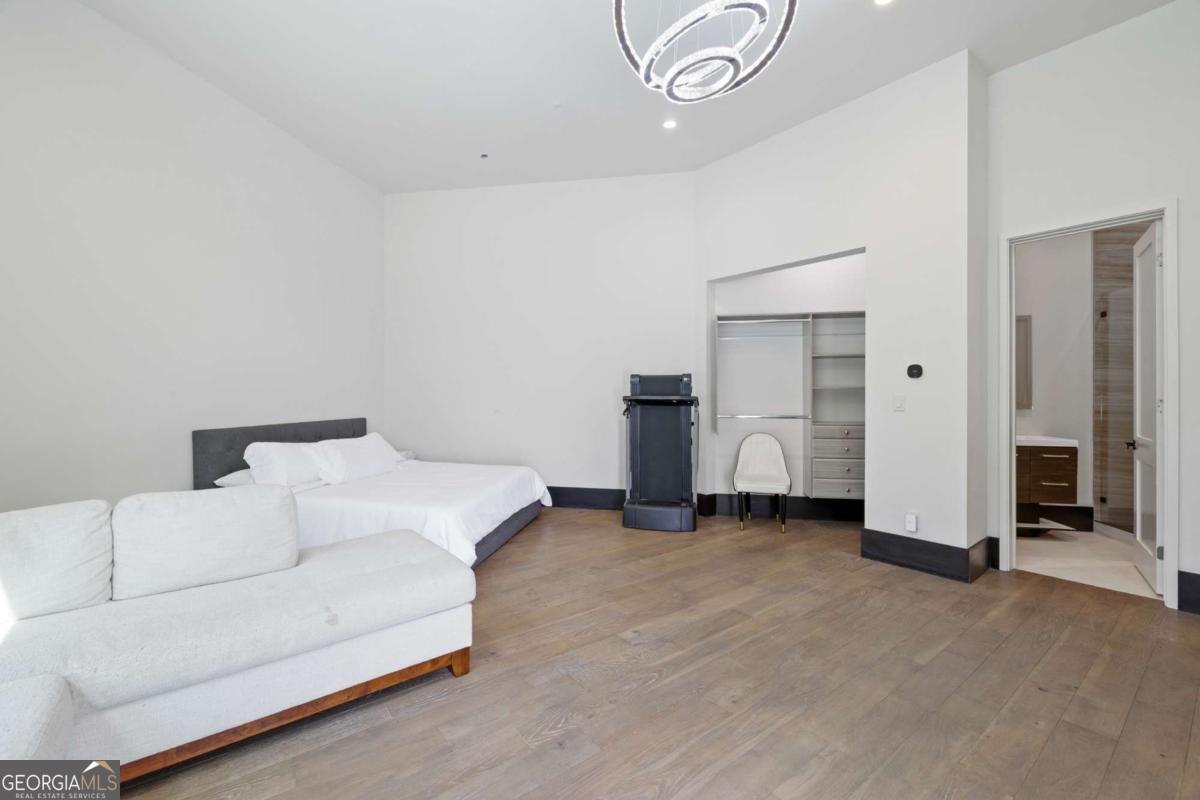 2401 Greenglade Road NE