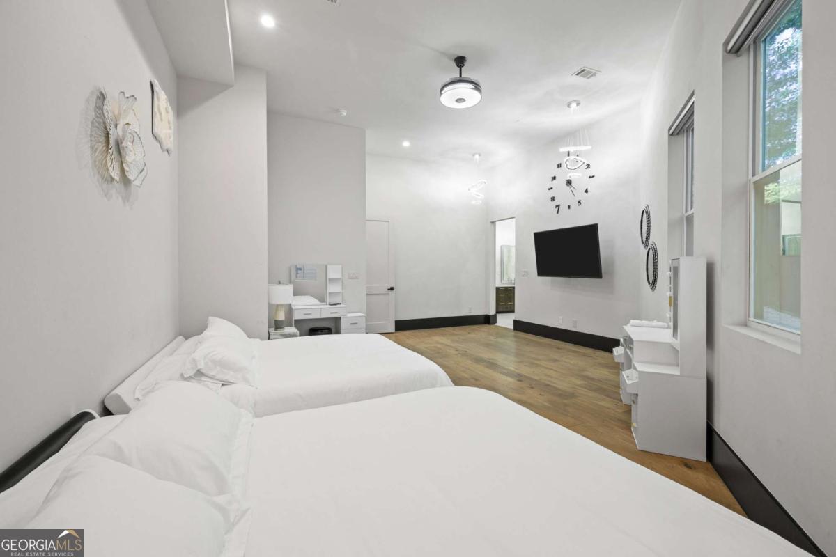 2401 Greenglade Road NE