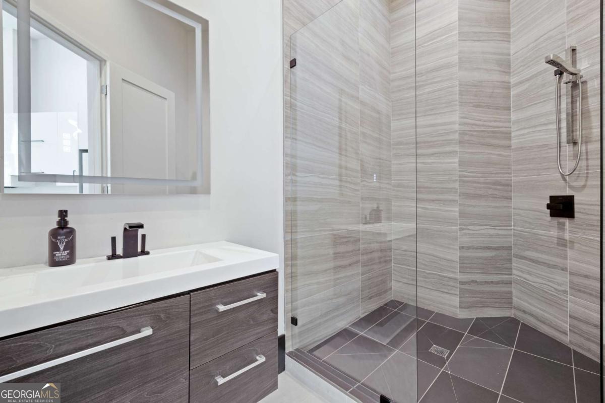 2401 Greenglade Road NE