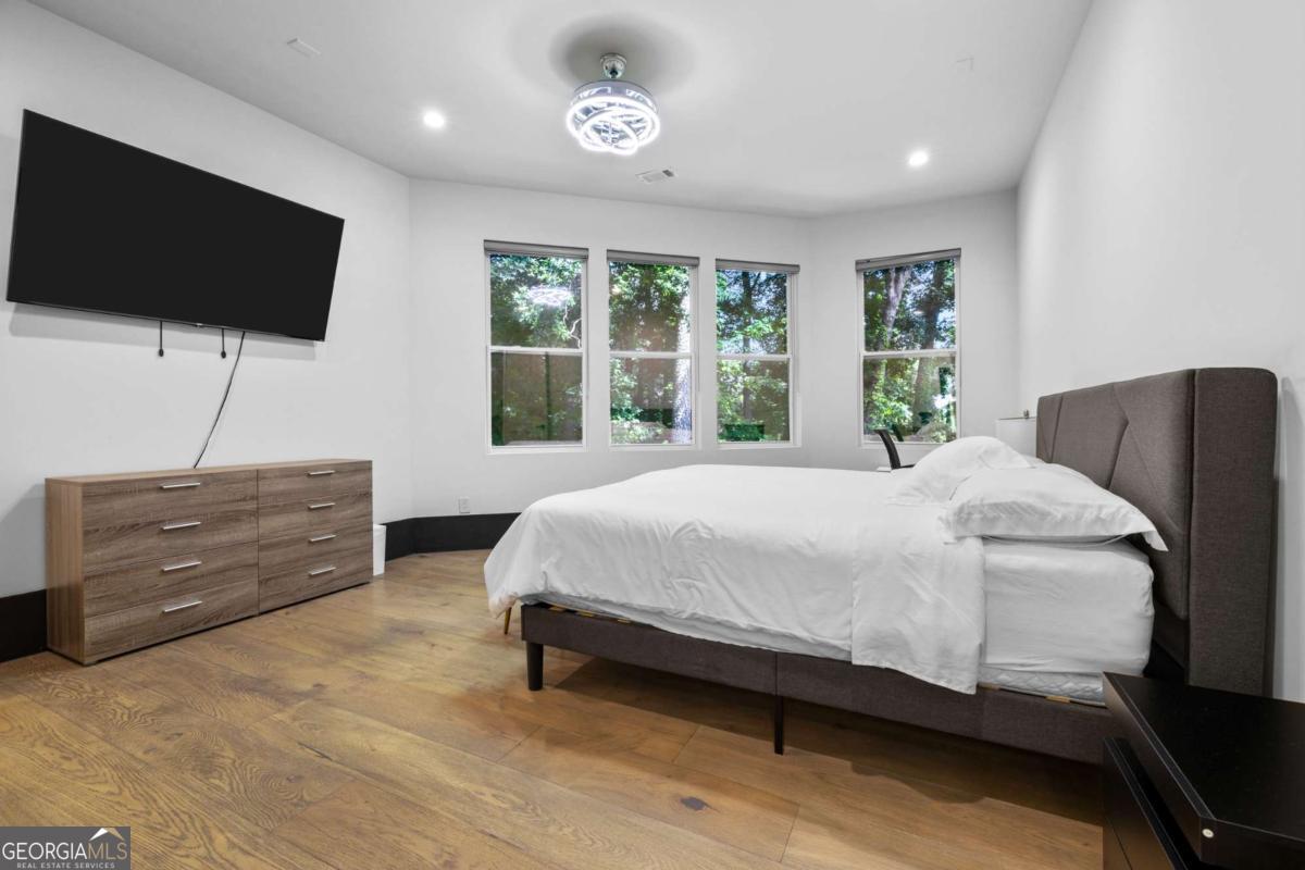 2401 Greenglade Road NE