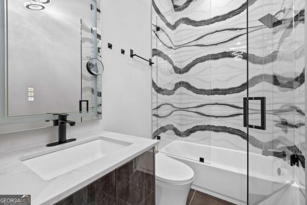 2401 Greenglade Road NE