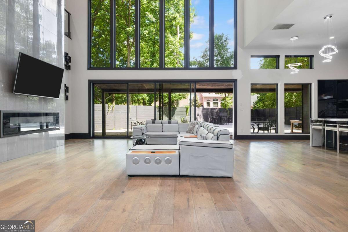 2401 Greenglade Road NE