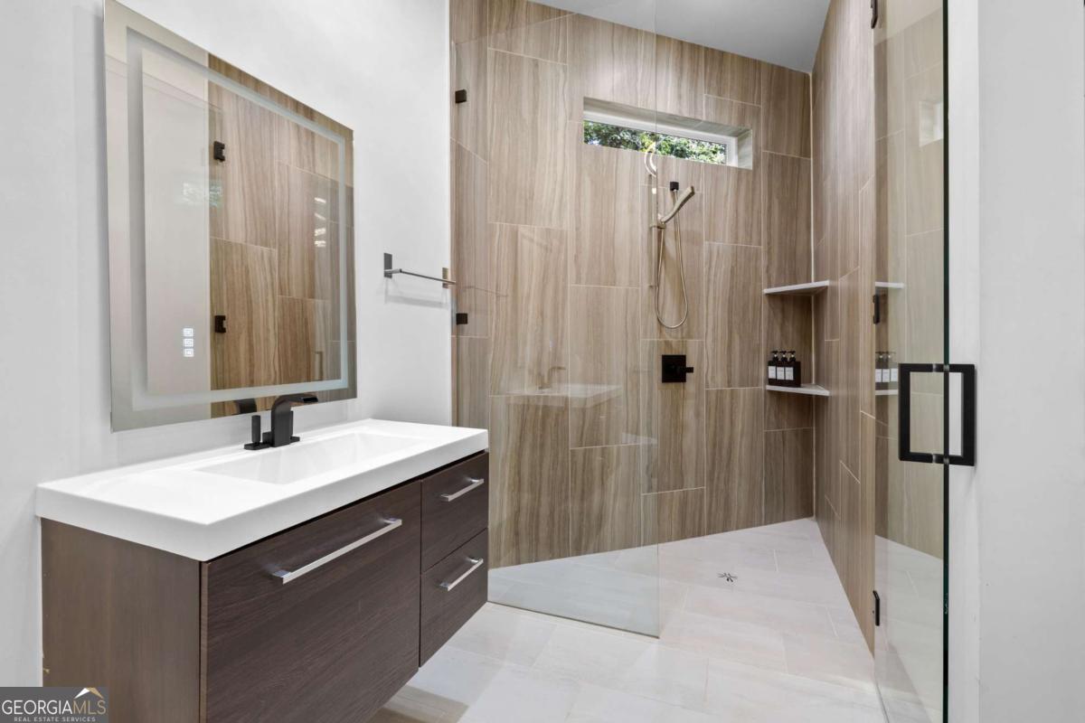 2401 Greenglade Road NE