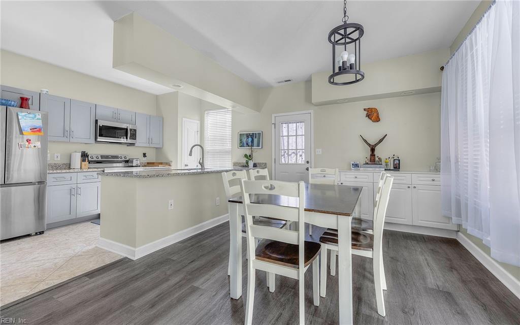 2304 Barnsely CT