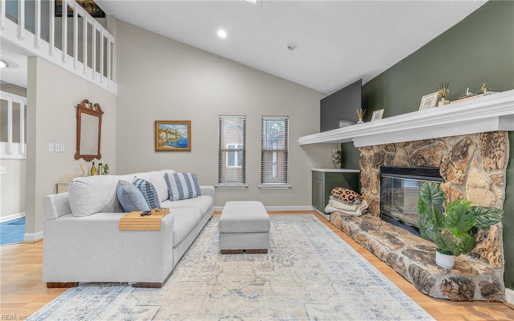 2121 Woodlawn AVE
