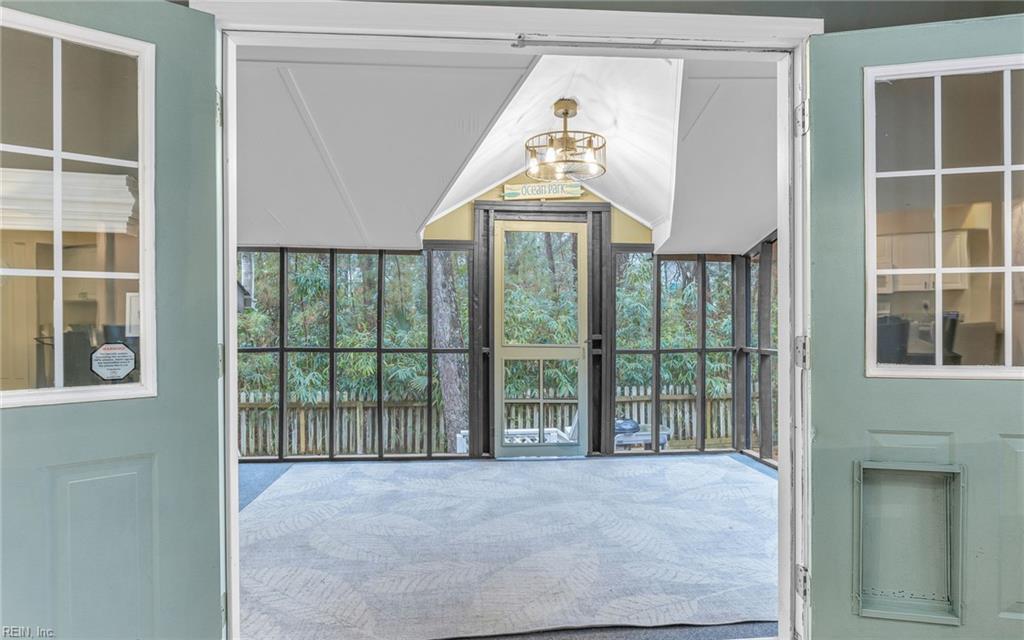 2121 Woodlawn AVE
