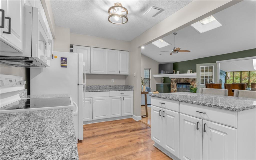 2121 Woodlawn AVE