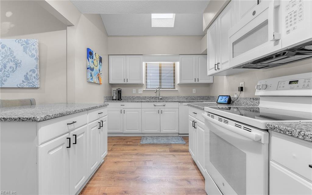 2121 Woodlawn AVE