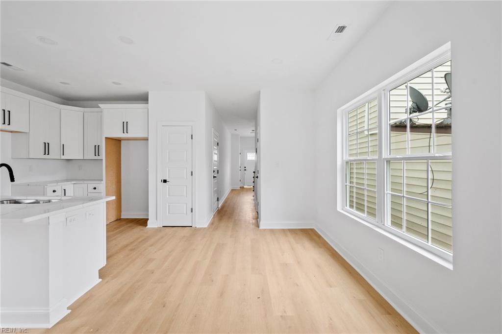 1906 Lasalle AVE