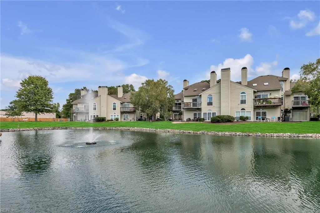 533 E Lake CIR
