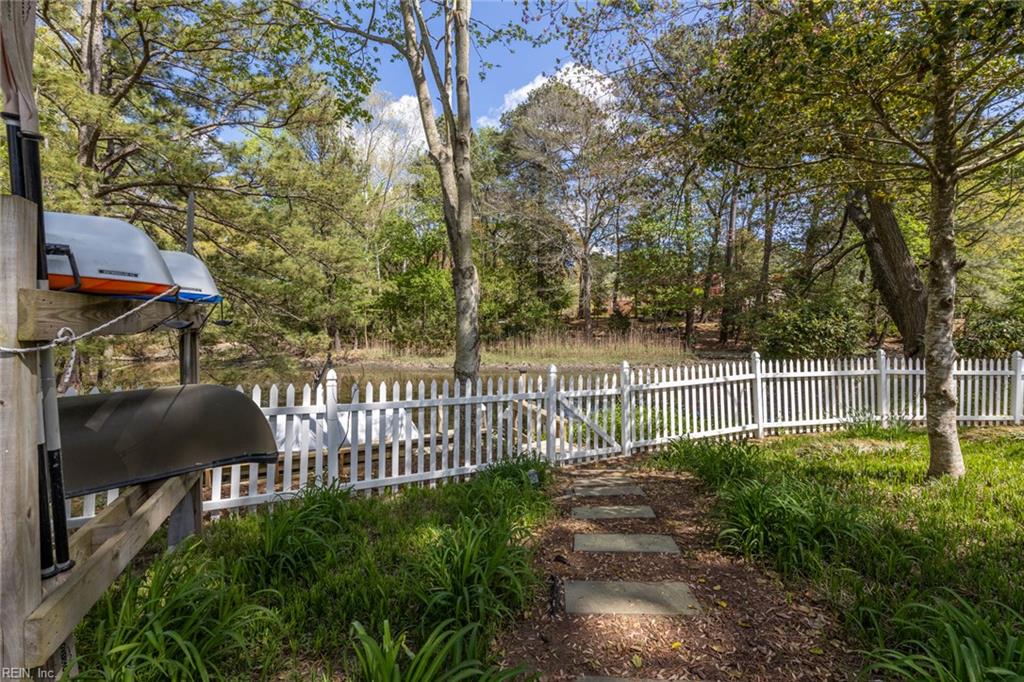 728 Queen Elizabeth DR