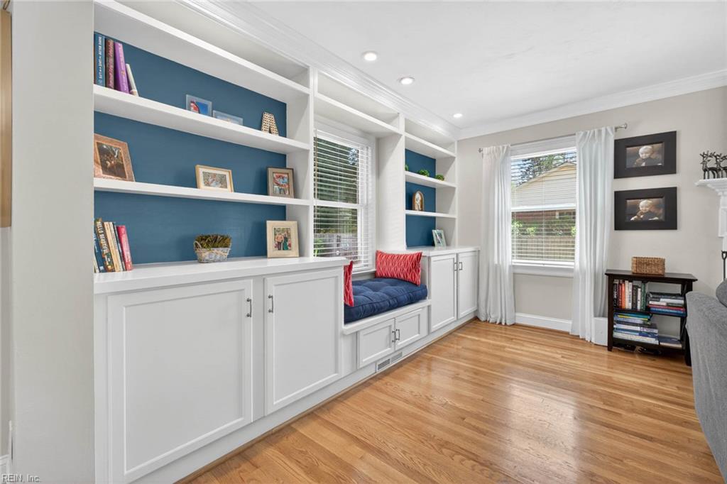 728 Queen Elizabeth DR