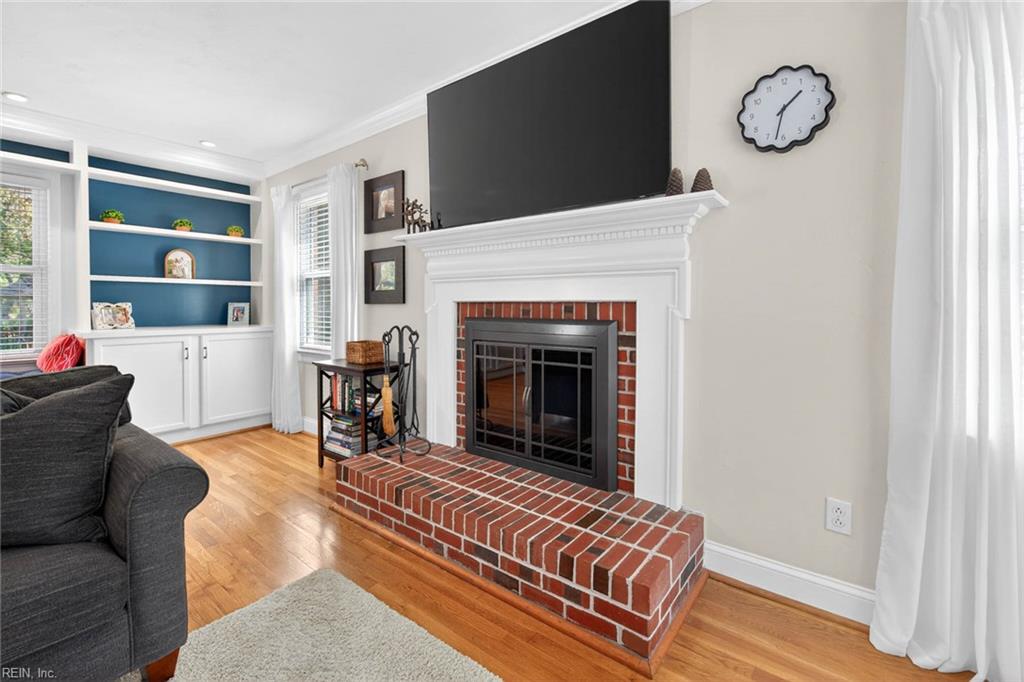 728 Queen Elizabeth DR