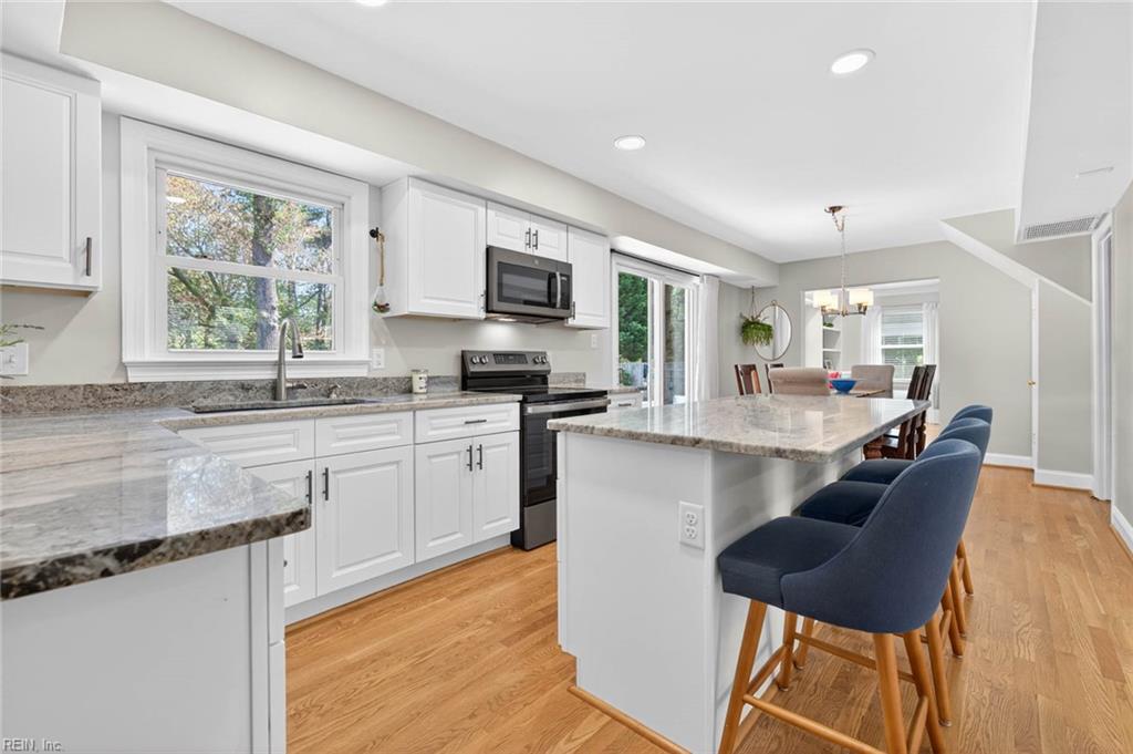 728 Queen Elizabeth DR