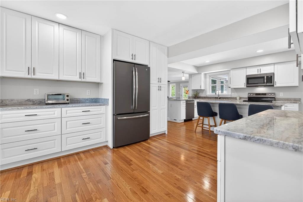 728 Queen Elizabeth DR