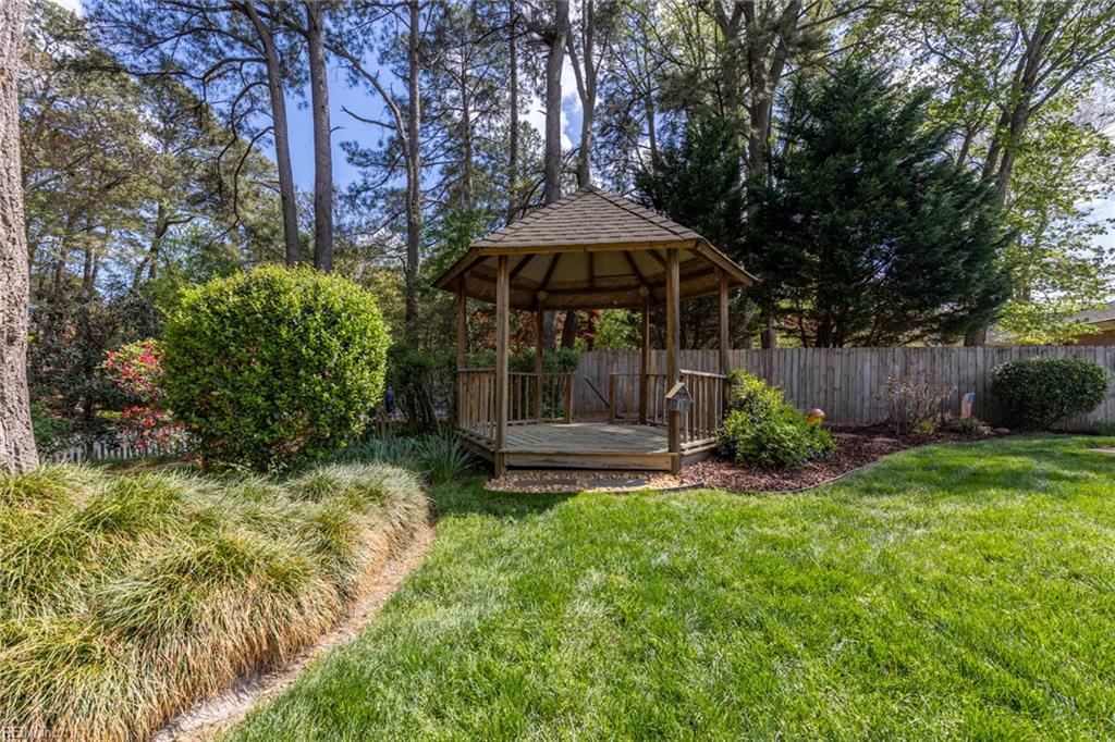 728 Queen Elizabeth DR