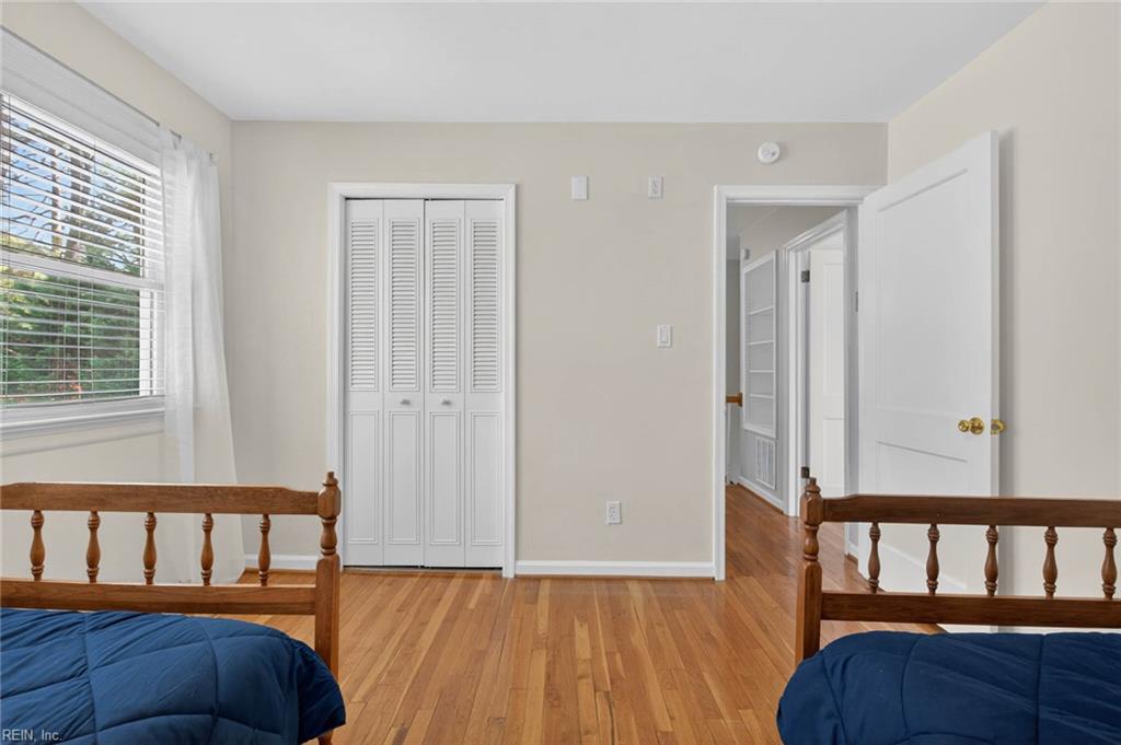 728 Queen Elizabeth DR