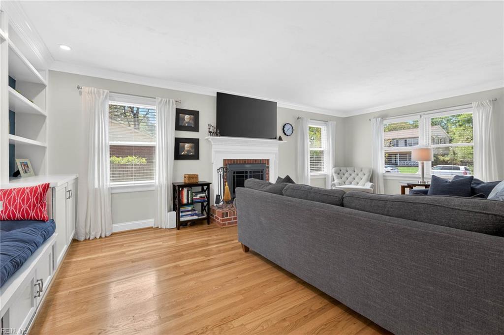 728 Queen Elizabeth DR