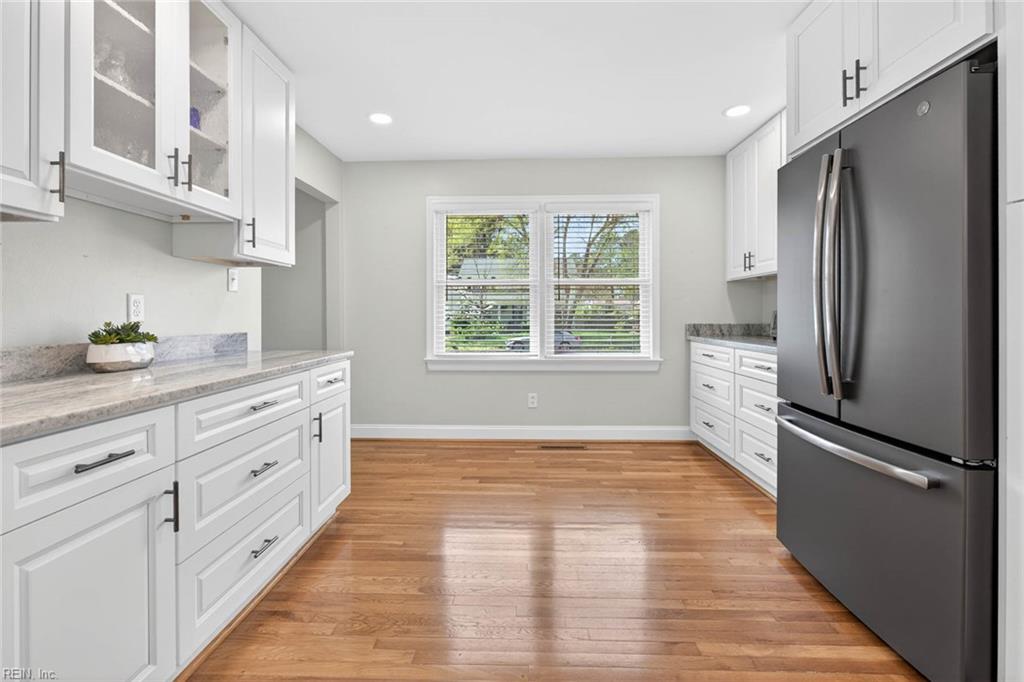 728 Queen Elizabeth DR