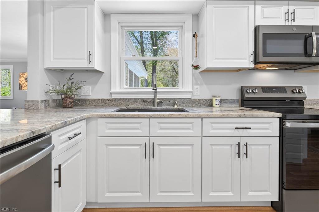 728 Queen Elizabeth DR