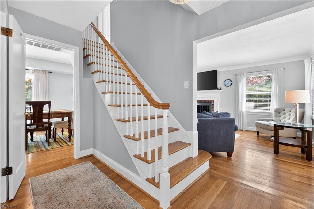 728 Queen Elizabeth DR