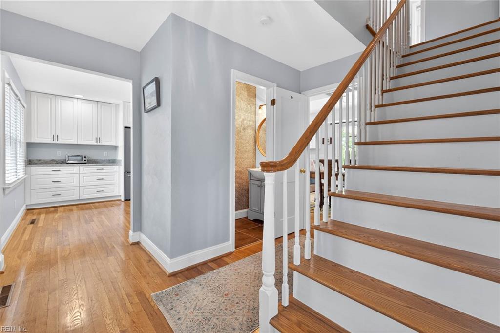 728 Queen Elizabeth DR