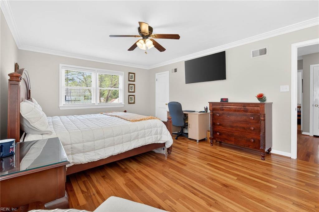 728 Queen Elizabeth DR