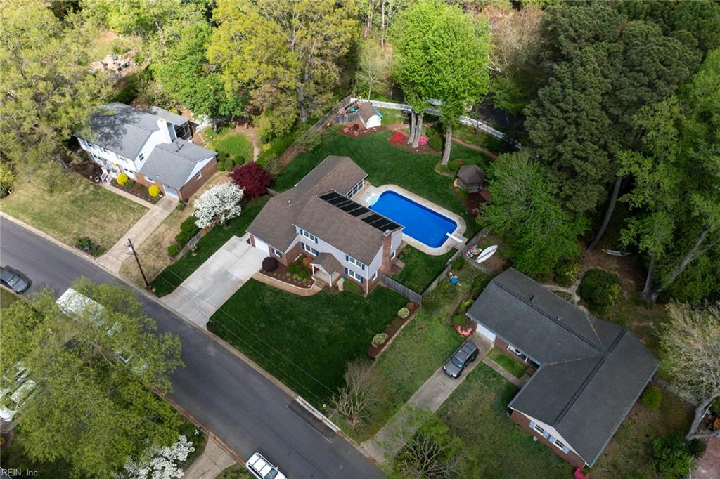 728 Queen Elizabeth DR