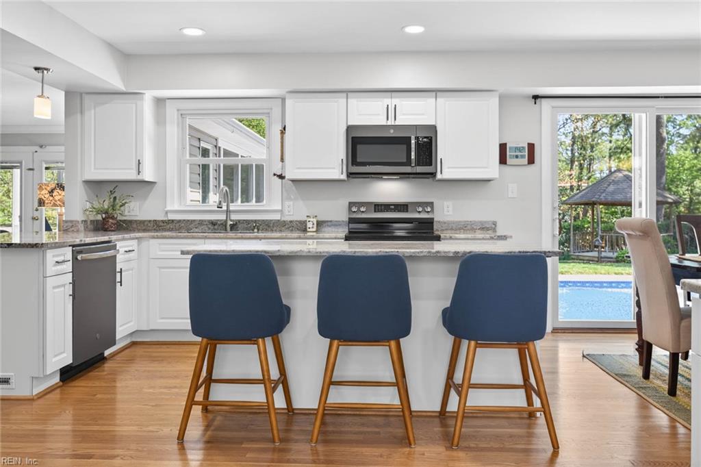 728 Queen Elizabeth DR