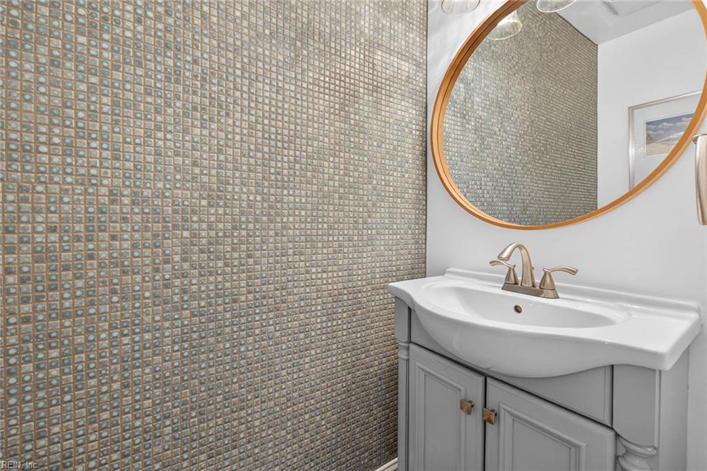 728 Queen Elizabeth DR