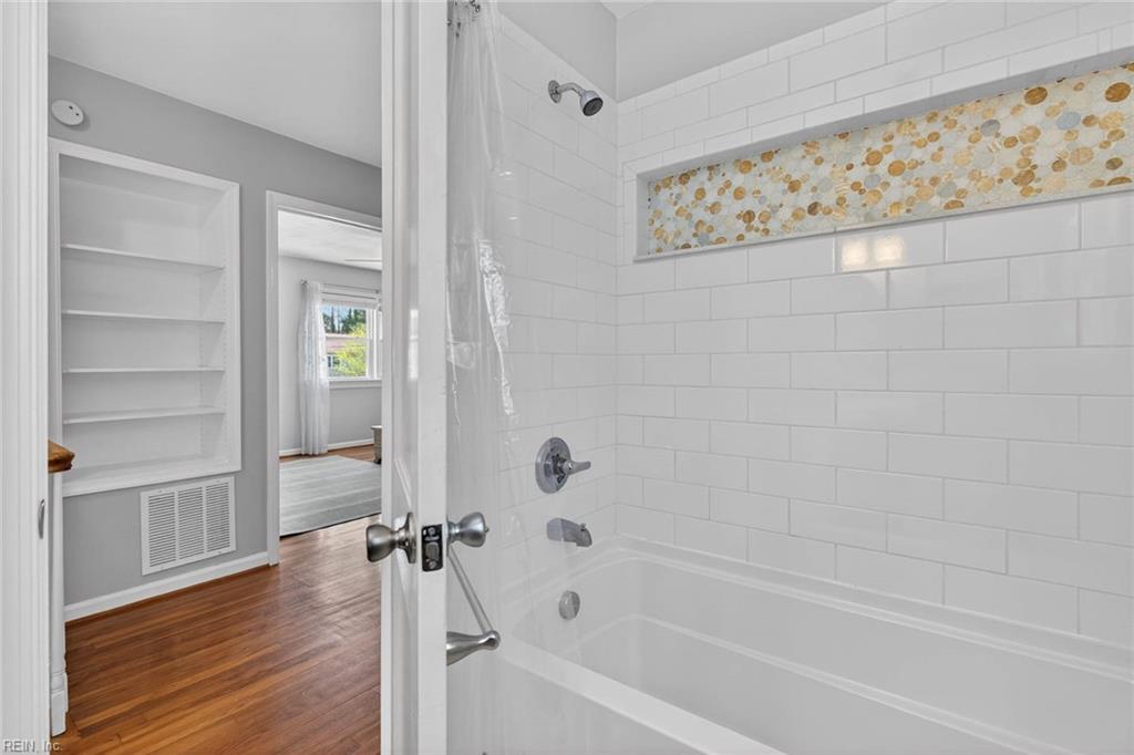 728 Queen Elizabeth DR