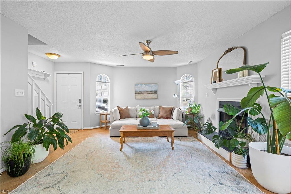 1697 Cottenham LN