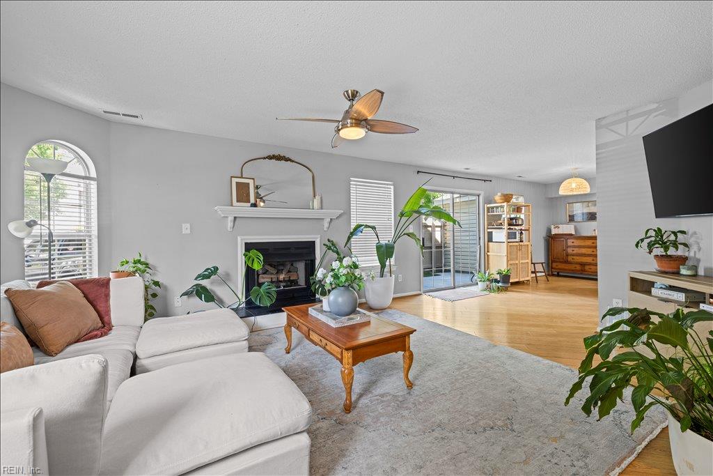 1697 Cottenham LN