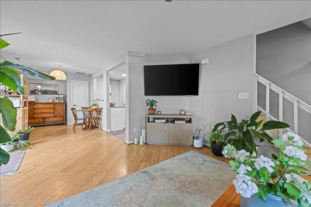 1697 Cottenham LN