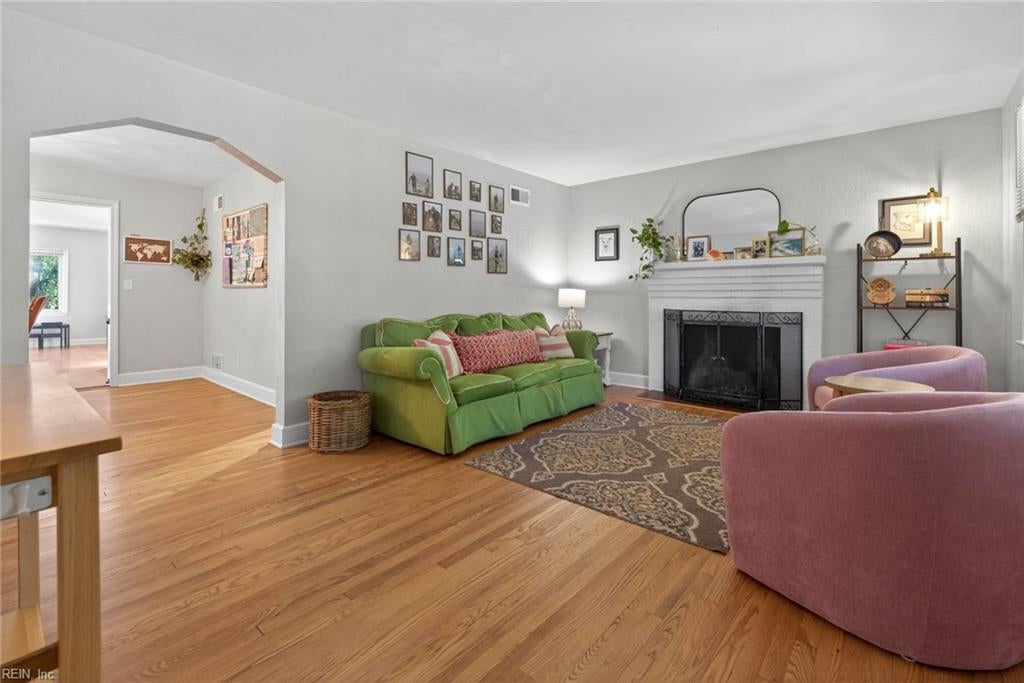 8814 Commodore DR